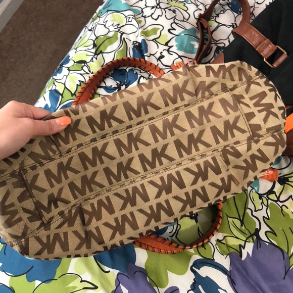 Micheal Kors purse - Picture 5 of 5